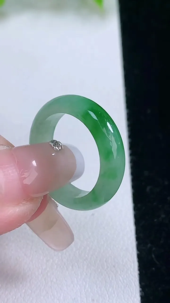 天然A货翡翠指环戒指，尺寸17.4-5.2-3，重量:3.50g2026年2月5日
工厂直销收藏佳品,种好水足，色泽均匀，有种有色，上手高大气！