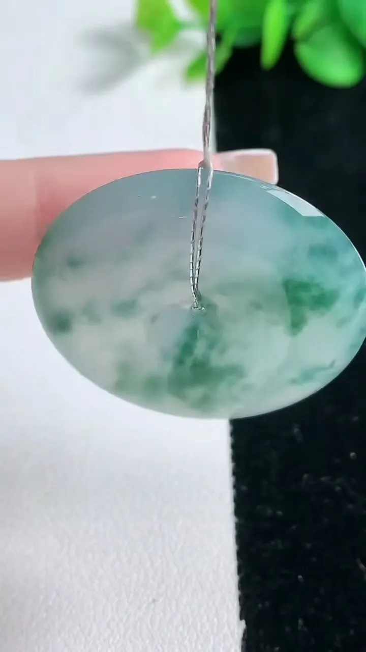 天然A货翡翠种飘花平安扣吊坠，尺寸36-6.4，重量:16.40g
2月5日