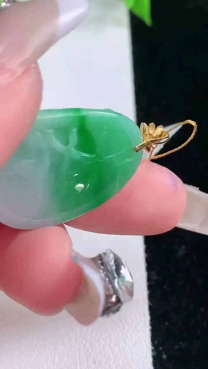 天然A货翡翠和和美美 荷叶鱼吊坠，尺寸25.6-20.4-6.2，重量:6.64g
2月5日