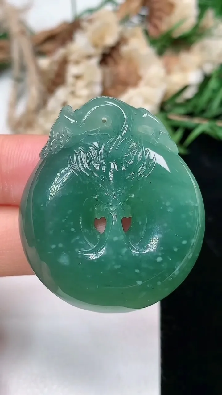 天然A货翡翠蓝水龙牌吊坠，尺寸38.3-32.9-8.2，重量:19.34g
2月5日