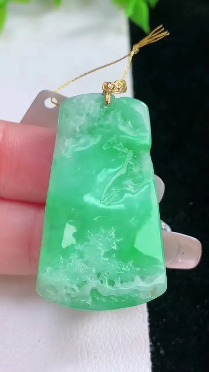 天然A货翡翠山水牌吊坠，尺寸39-23.5-5.6，重量:11.86g
2月5日