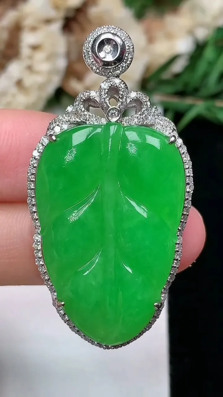 天然A货翡翠金枝玉叶 叶子吊坠，尺寸44.2-22.8-8.9，裸石29.7-19.8，重量:9.0