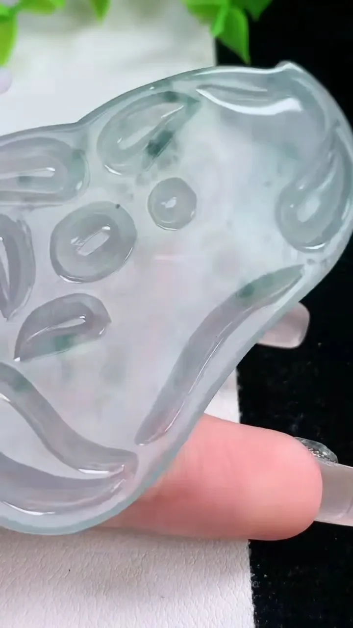 天然A货翡翠种飘花观音菩萨吊坠，尺寸67.4-41.6-4.8，重量:27.29g
2月5日