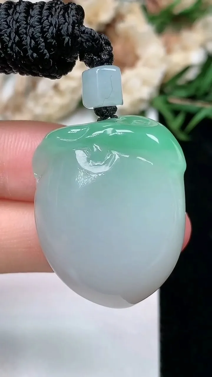 天然A货翡翠寿桃吊坠，尺寸30.7-24.2-12，重量:24.06g
2月5日