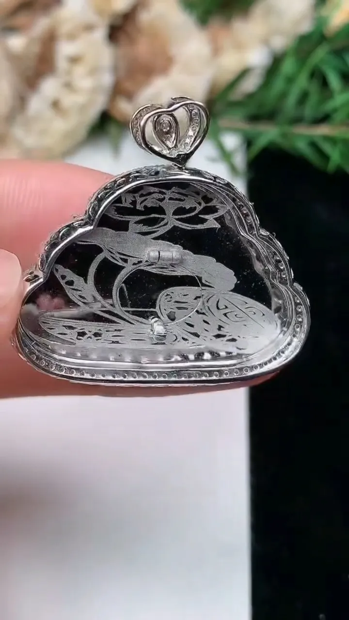 天然A货翡翠飘花佛公吊坠，尺寸29-31.9-9，裸石20.3-29.8，重量:8.01g
2月5日