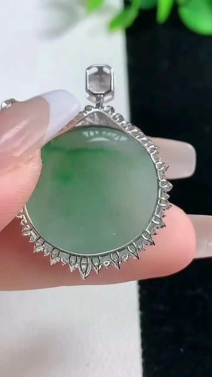 天然A货翡翠无事牌吊坠，尺寸35.5-25.5-7.5，裸石22.6重量:7.40g
2月5日