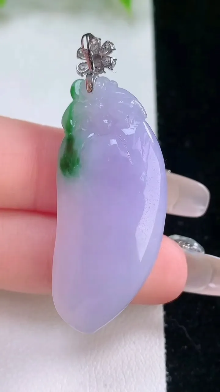 天然A货翡翠18K金春带彩紫罗兰福瓜吊坠，尺寸41.6-17.7-10.6，重量:13.85g
2月5日