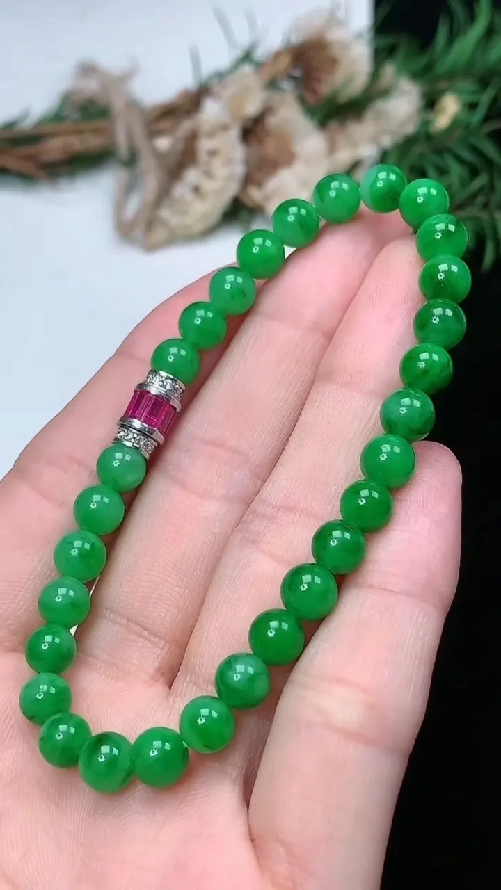 天然A货翡翠圆珠手串，尺寸6-29颗，重量:12.14g2月5日
工厂直销收藏佳品,种好水足，色泽均匀，有种有色，上手高大气！