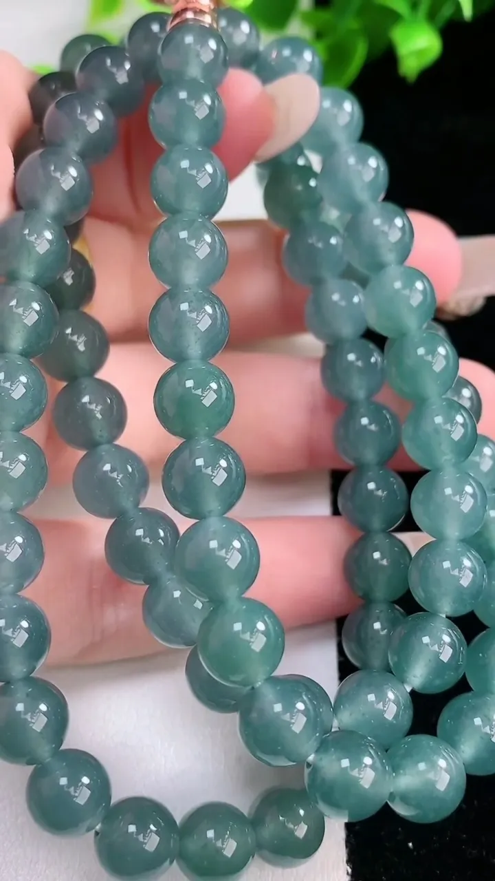 天然A货翡翠圆珠项链，尺寸7.6-77颗，重量:66.19g2月5日
工厂直销收藏佳品,种好水足，色泽均匀，有种有色，上手高大气！