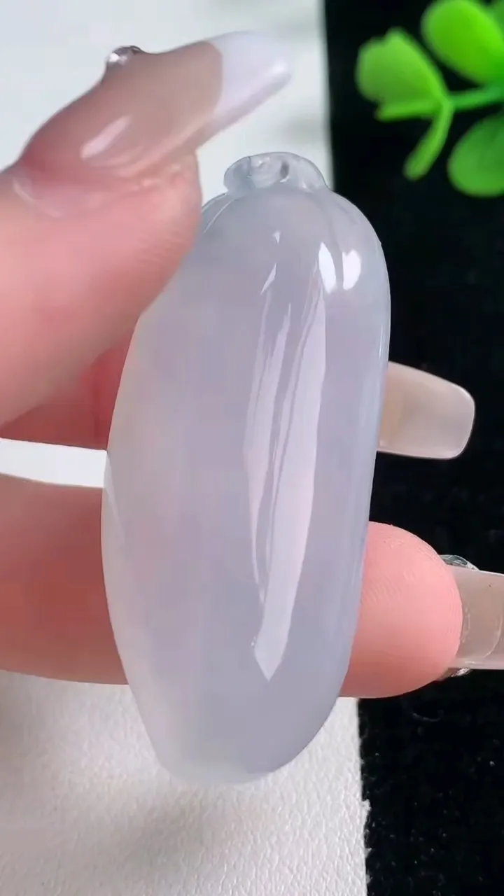 天然A货翡翠种白冰福瓜吊坠，尺寸48.5-20.7-11.5，重量:20.64g
2月5日