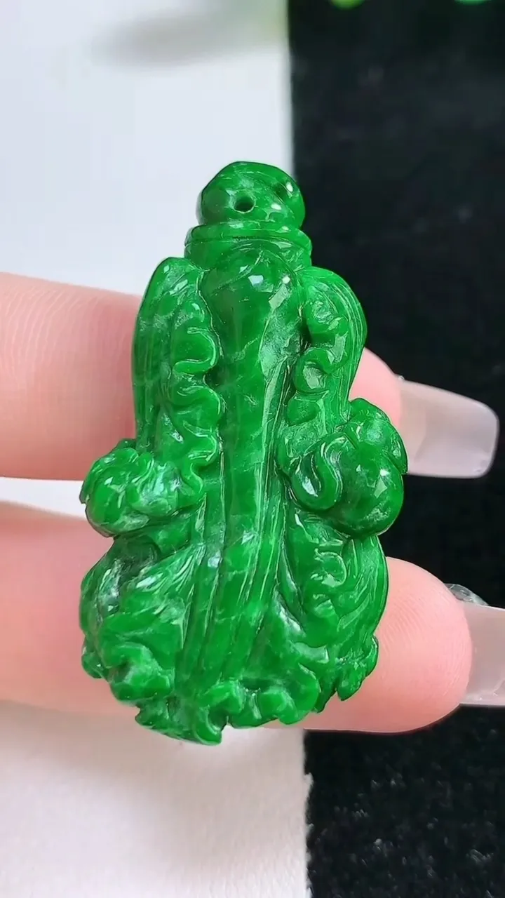 天然A货翡翠白菜吊坠，尺寸42.6-23-11.8，重:15.21g
2月5日