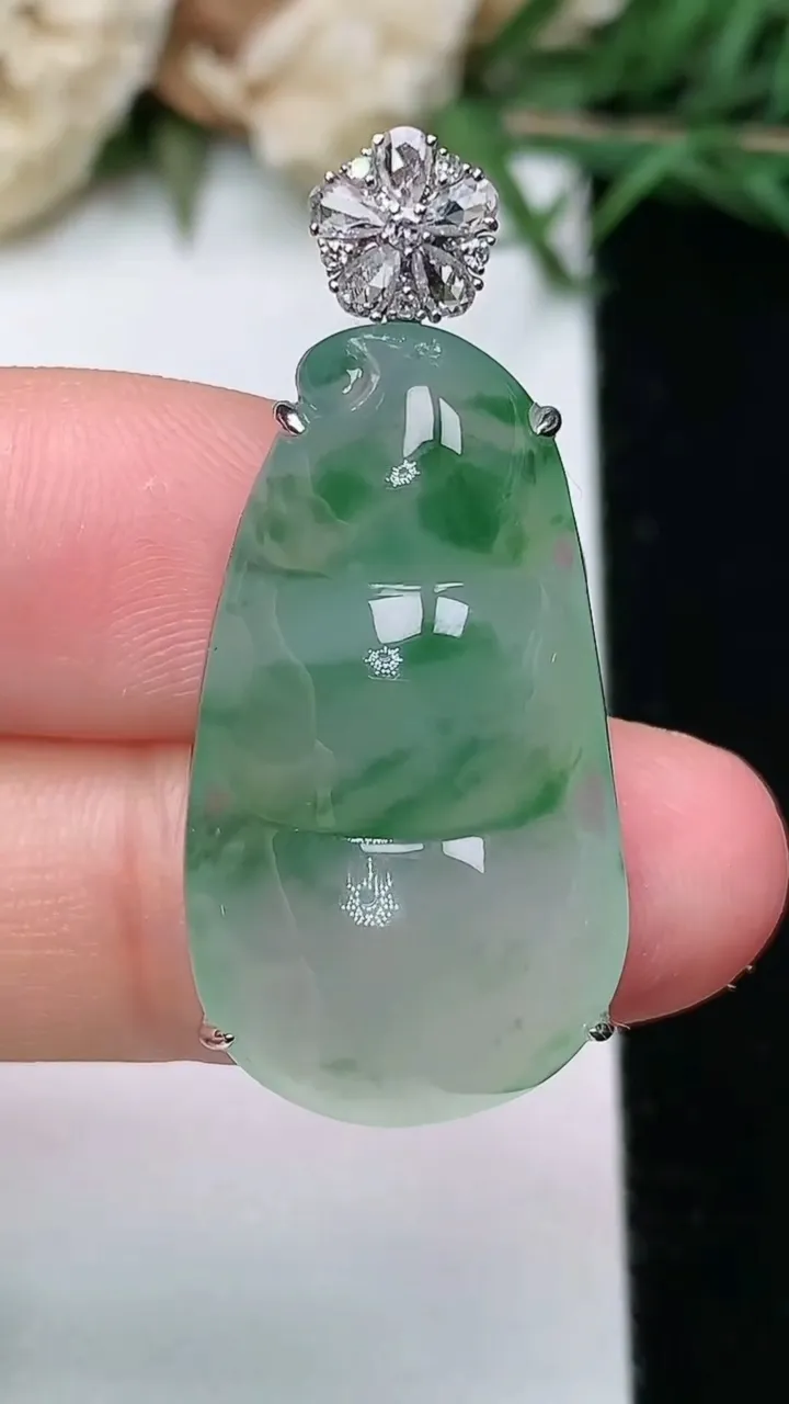 天然A货翡翠福豆吊坠，尺寸28-15.8-9，重量:7.00g
2月5日