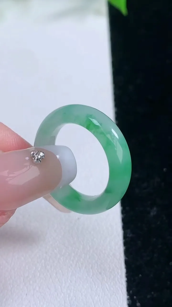 天然A货翡翠指环戒指，尺寸15.4-5-2.8，重量:2.28g2026年2月5日
工厂直销收藏佳品,种好水足，色泽均匀，有种有色，上手高大气！