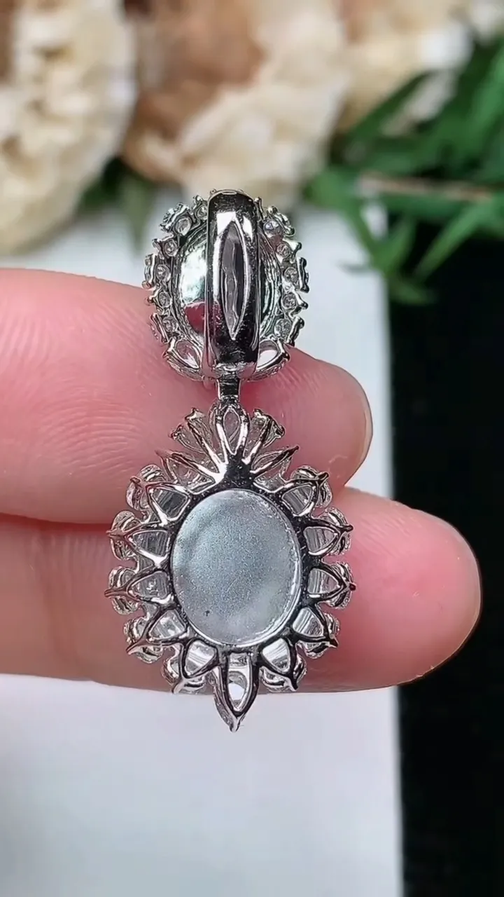 天然A货翡翠蛋面吊坠，尺寸28.8-13.2-8.8，裸石9-7.9，重量:3.34g
2月5日