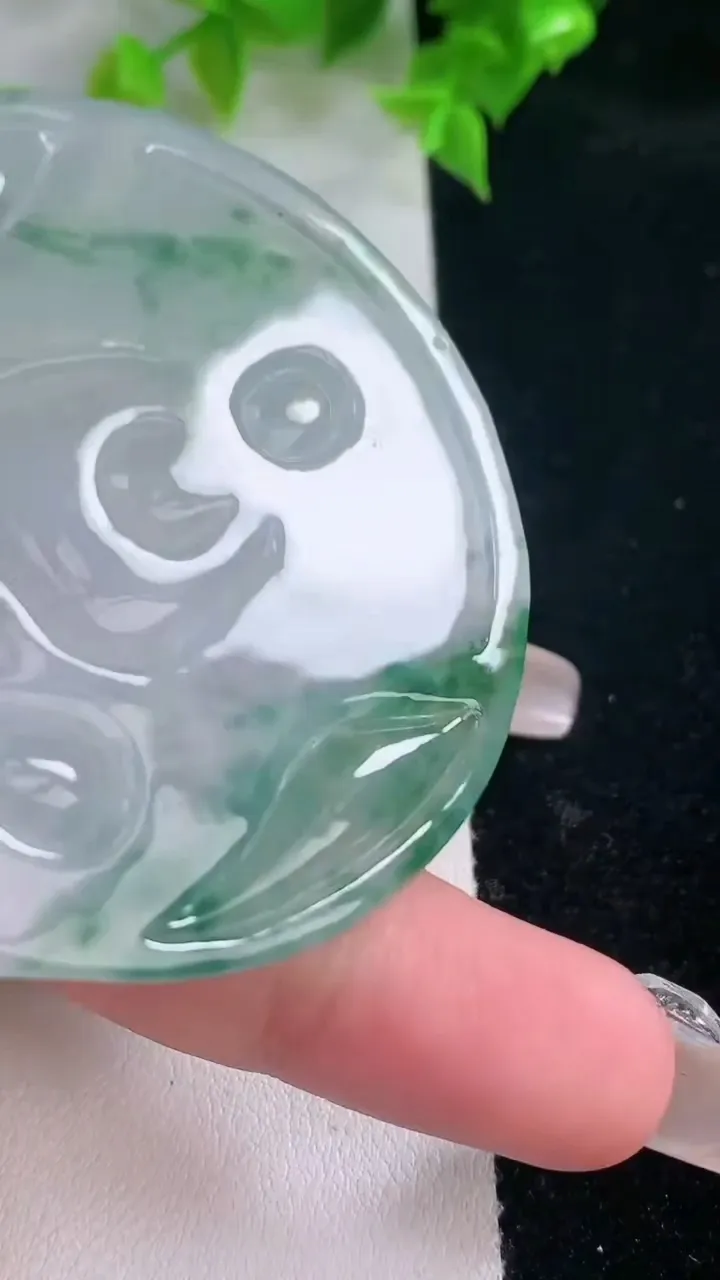 天然A货翡翠种飘花观音菩萨吊坠，尺寸55.8-10.2，重量:44.02g
2月5日