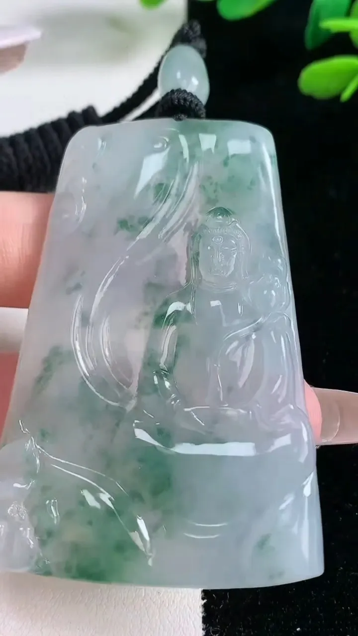 天然A货翡翠种飘花大势至菩萨吊坠，尺寸62.5-41.4-6，重量:38.66g
2月5日