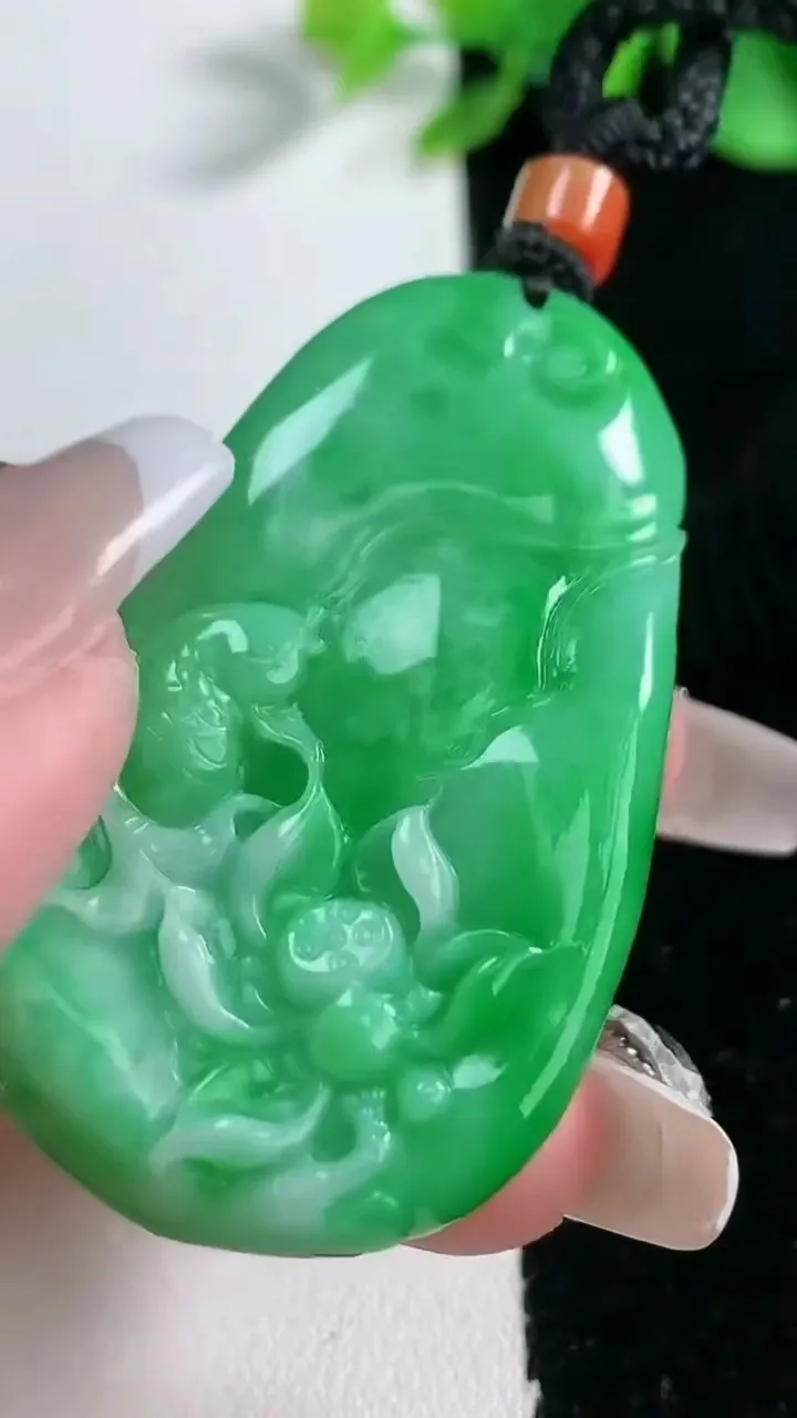 天然A货翡翠和和美美 荷叶鱼吊坠，尺寸48.8-28.6-13.6，重量:37.05g
2月5日