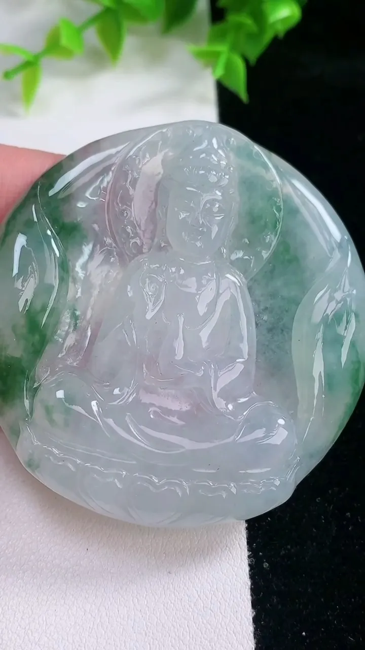 天然A货翡翠种飘花观音菩萨吊坠，尺寸55.8-10.2，重量:44.02g
2月5日