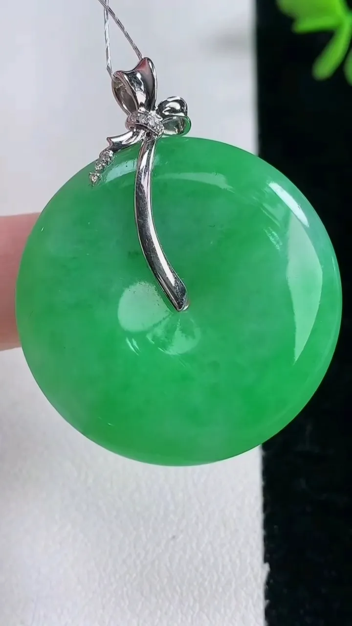 天然A货翡翠平安扣吊坠，尺寸31.7-5.9，重量:13.12g
2月5日