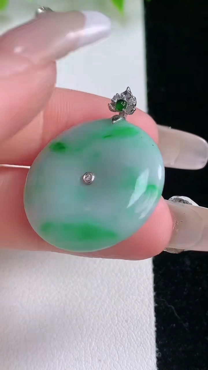 天然A货翡翠平安扣吊坠，尺寸25-4，重量:6.66g
2月5日