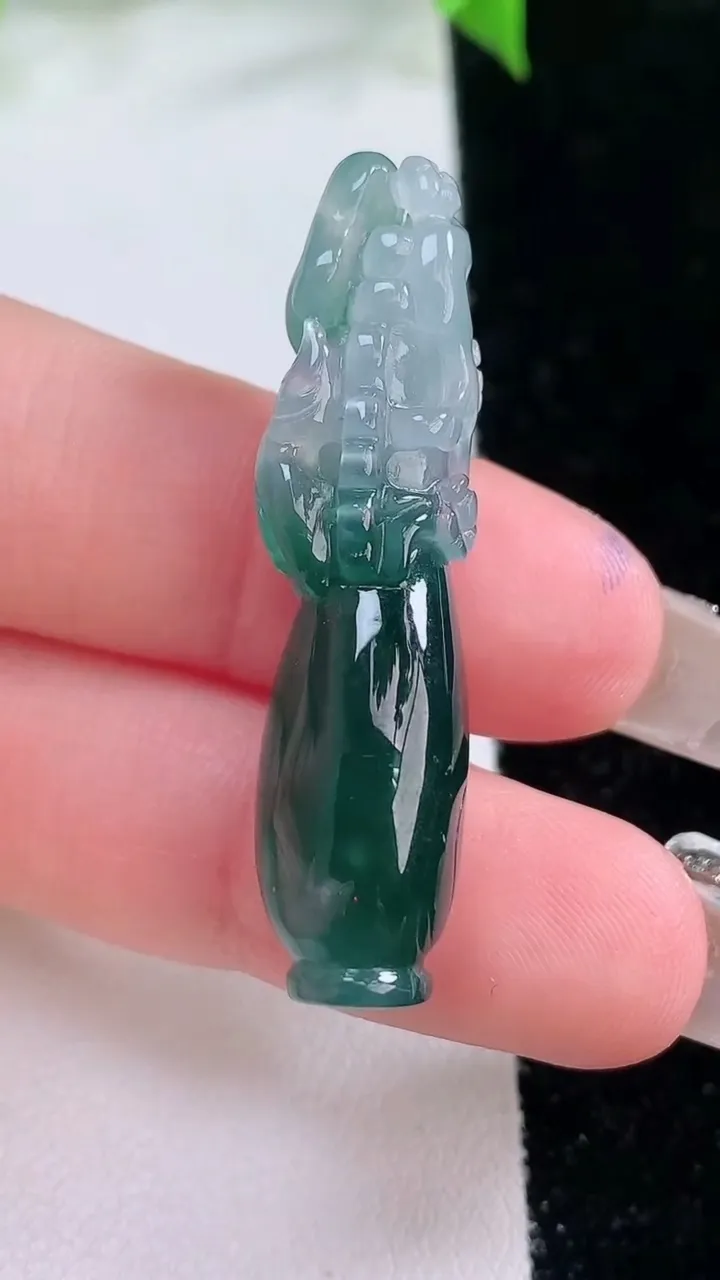 天然A货翡翠冰种飘花鸟语花香花瓶吊坠，尺寸40.5-9.7-10.5，重量:7.32g
2月5日