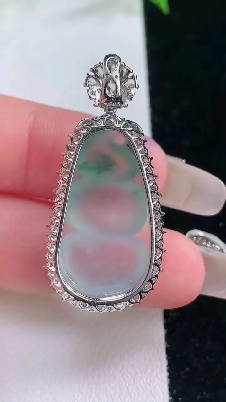 天然A货翡翠种飘花福豆吊坠，尺寸37-17.7-9.7，裸石25-13.5重量:6.20g
2月5日