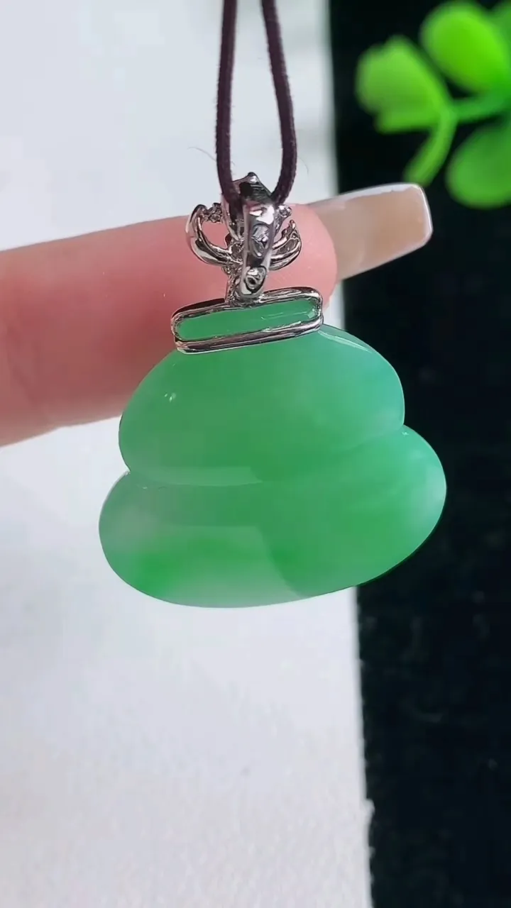 天然A货翡翠葫芦吊坠，尺寸23.2-23.7-7.7，重量:8.12g
2月5日