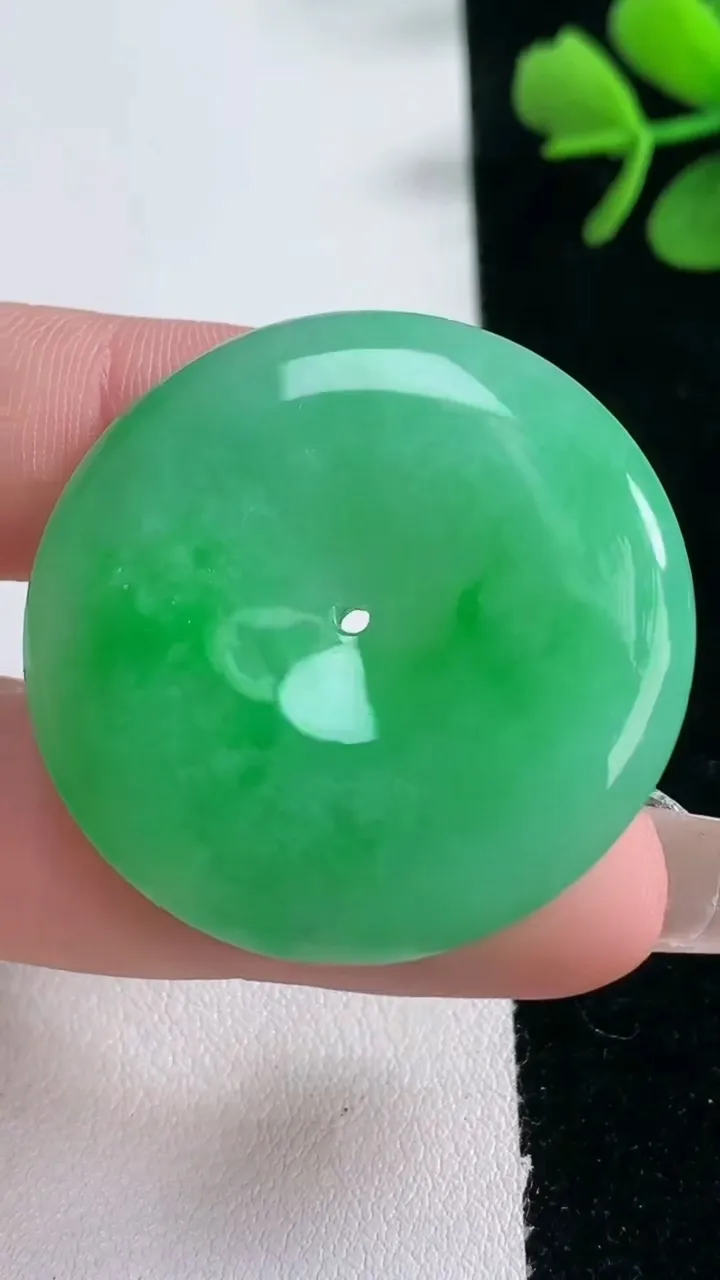 天然A货翡翠平安扣吊坠，尺寸35-5.4，重量:14.99g
2月5日