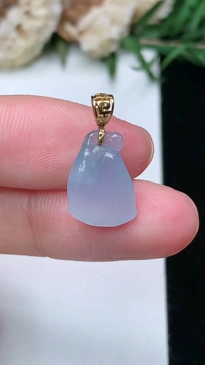 天然A货翡翠紫罗兰 飘花莲蓬吊坠，尺寸13-9.8-5.7，重量:1.40g
2月5日