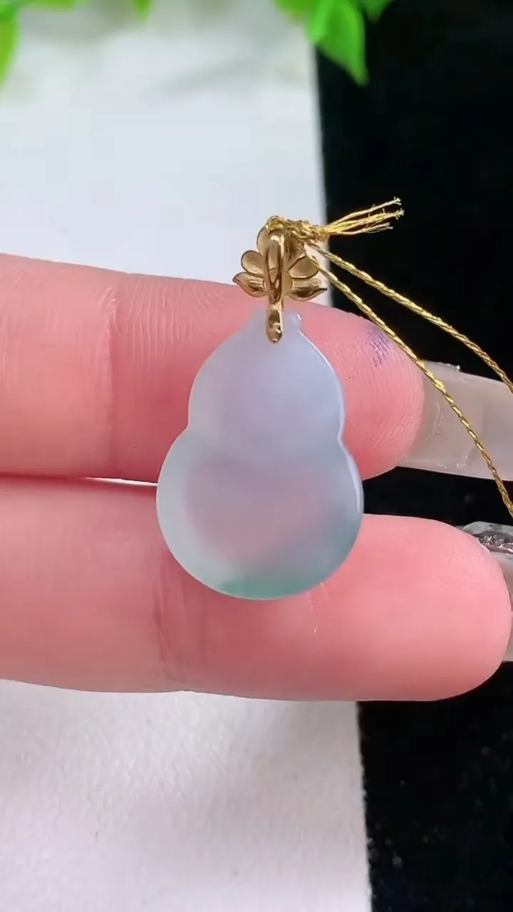 天然A货翡翠种飘花葫芦吊坠，尺寸18-14-5.8，重量:2.78g
2月5日