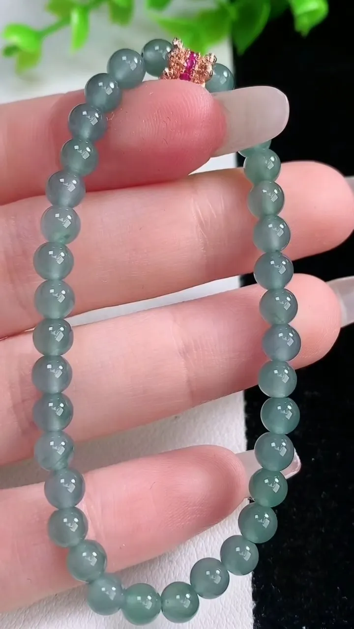 天然A货翡翠圆珠手串，尺寸4.8，重量:7.34g2月5日
工厂直销收藏佳品,种好水足，色泽均匀，有种有色，上手高大气！