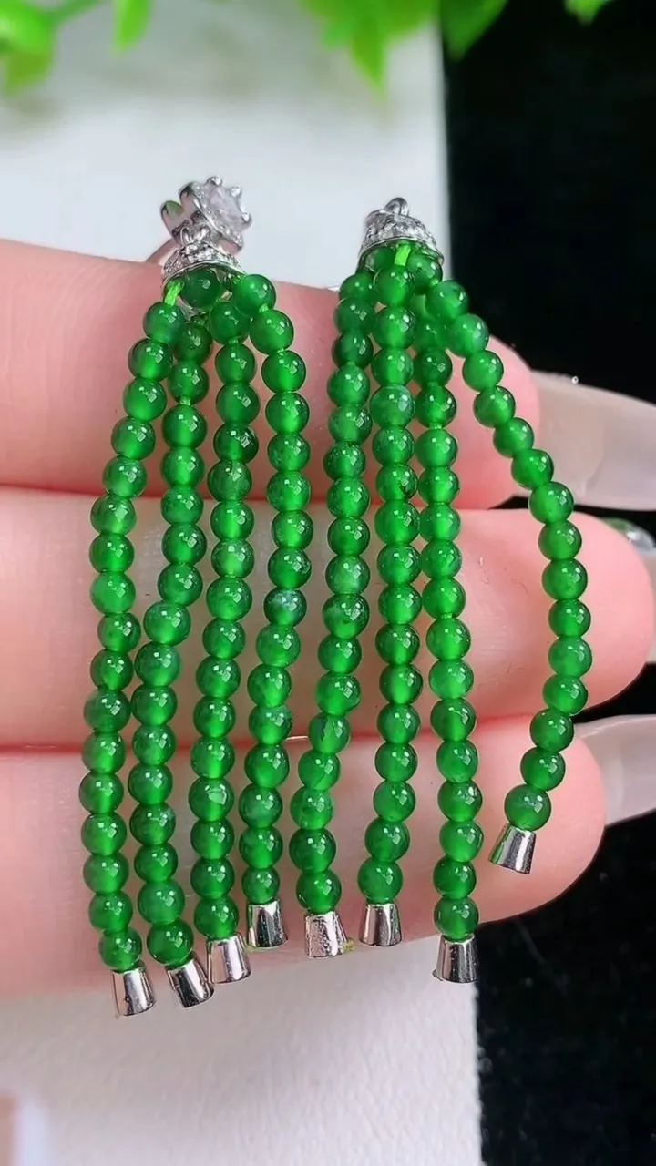 天然A货翡翠小米珠耳坠，尺寸2.3，重量:7.17g2月5日
工厂直销收藏佳品,种好水足，色泽均匀，