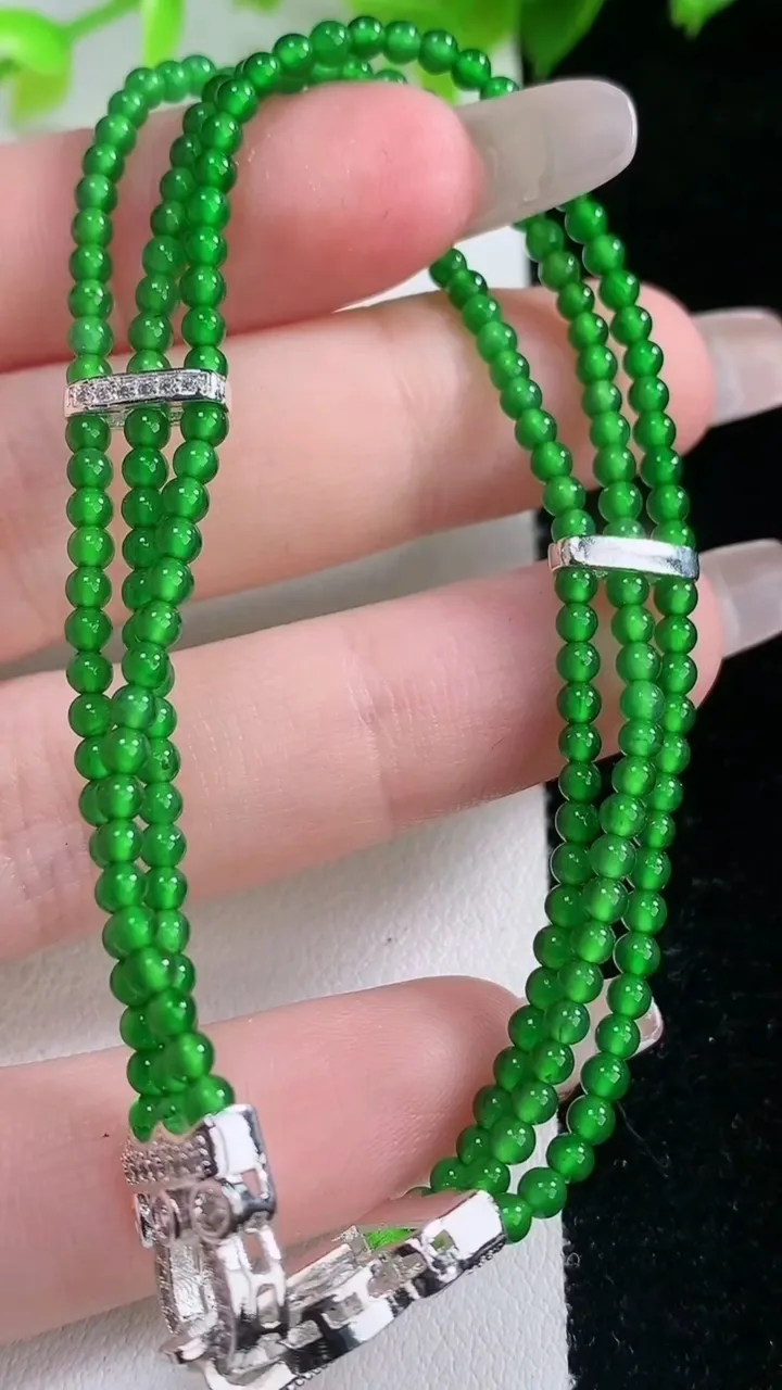 天然A货翡翠小米珠三排手串，尺寸2.4，重量:9.17g2月5日
工厂直销收藏佳品,种好水足，色泽均