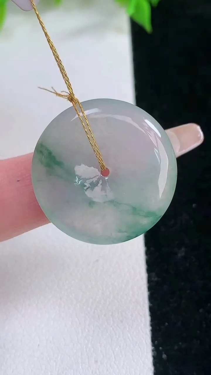 天然A货翡翠冰种飘花平安扣吊坠，尺寸24.7-4.5，重量:6.74g
2月5日