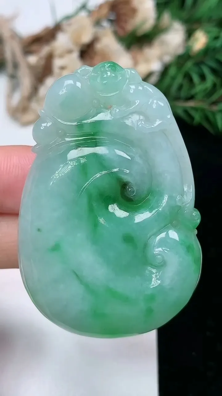 天然A货翡翠如意吊坠，尺寸52.8-35.3-8.3，重量:29.73g
2月5日