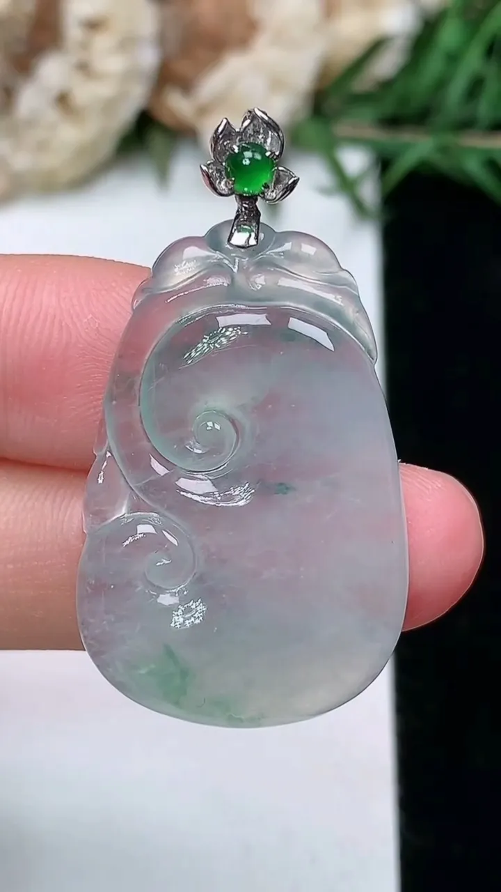 天然A货翡翠飘花如意吊坠，尺寸30.6-20.3-3.6，重量:5.17g
2月5日