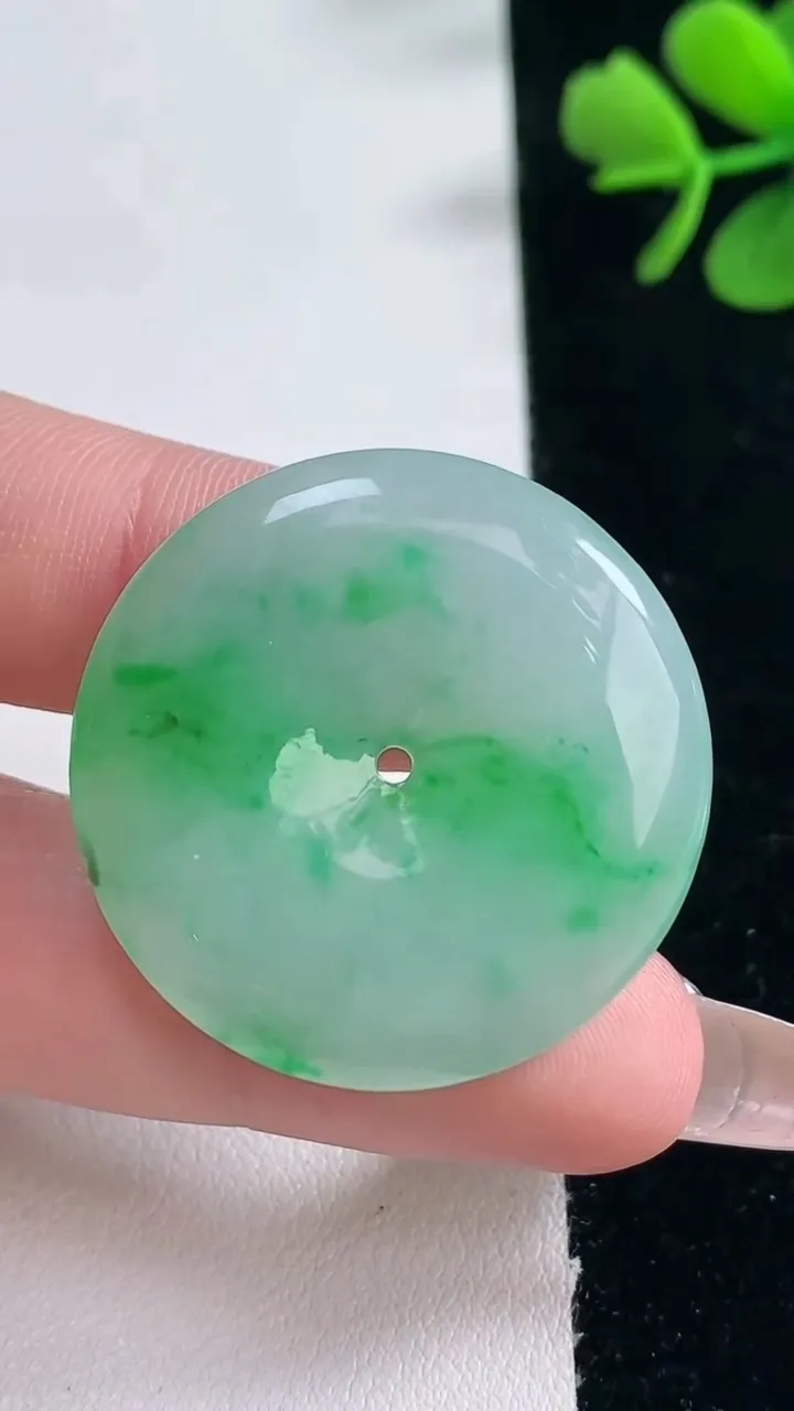 天然A货翡翠平安扣吊坠，尺寸32-5.4，重量:13.16g
2月5日