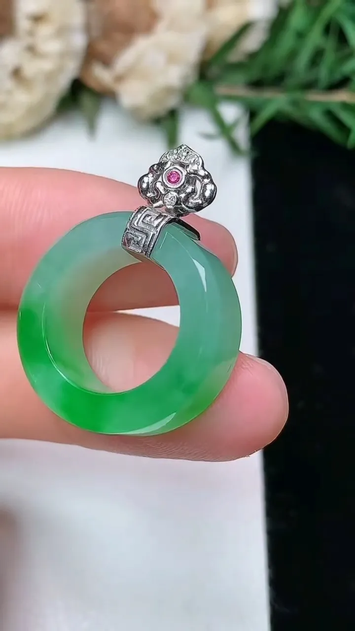 天然A货翡翠平安环吊坠，尺寸19.8-7.7-3.3，重量:5.60g
2月5日