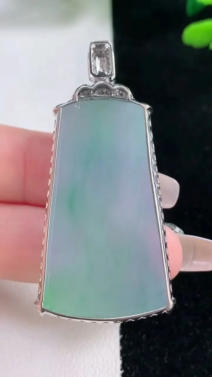 天然A货翡翠无事牌吊坠，尺寸51.8-41.6-24-7，重量:14.29g
2月5日