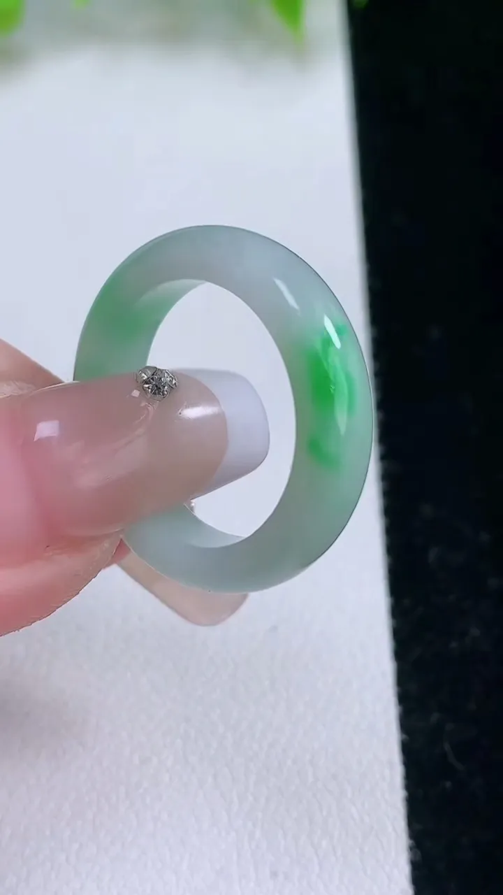 天然A货翡翠指环戒指，尺寸18.3-5.3-3.4，重量:4.00g2026年2月5日
工厂直销收藏