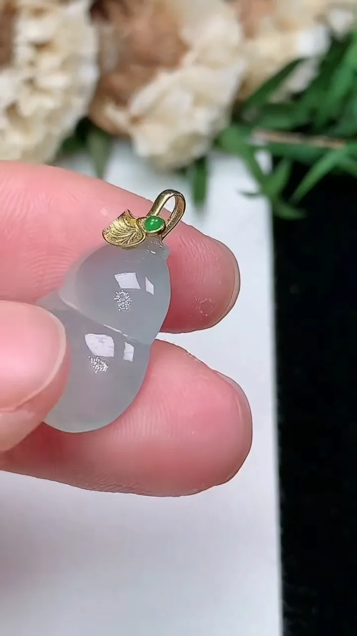 天然A货翡翠白冰葫芦吊坠，尺寸16.9-14.6-5.2，重量:2.24g
2月5日