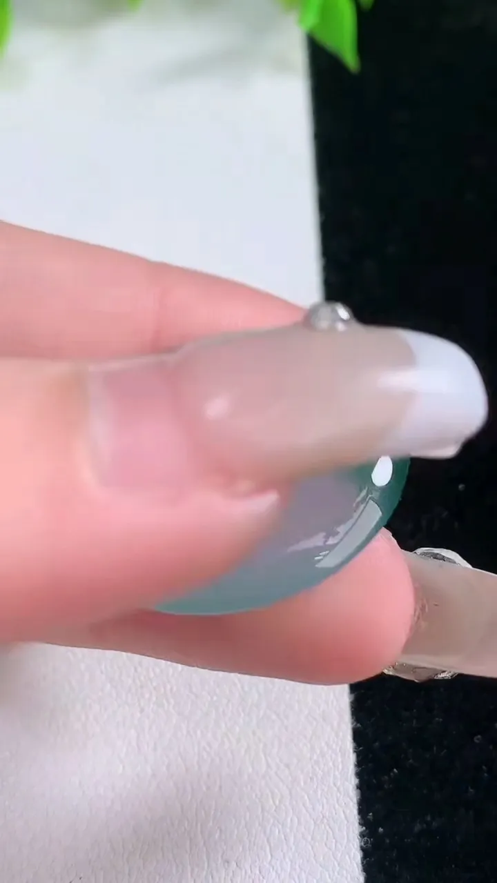 天然A货翡翠种飘花平安扣吊坠，尺寸26.5-5.6，重量:9.70g
2月5日