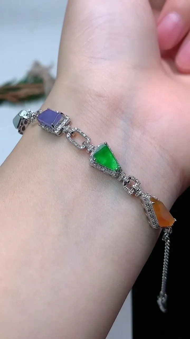 天然A货翡翠三彩随形手链，尺寸6.6-4.6，重量:5.44g
2月5日