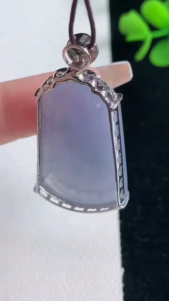 天然A货翡翠18K金紫罗兰无事牌吊坠，尺寸40.2-31-21.5-7.4，重量:9.03g
2月5日