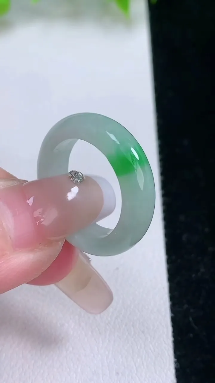 天然A货翡翠指环戒指，尺寸17.3-5.5-3.2，重量:4.22g2026年2月5日
工厂直销收藏