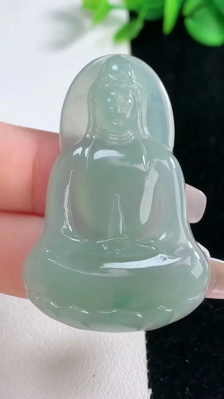 天然A货翡翠素衣观音菩萨吊坠，尺寸48.4-32-5.3，重量:13.54g
2月5日