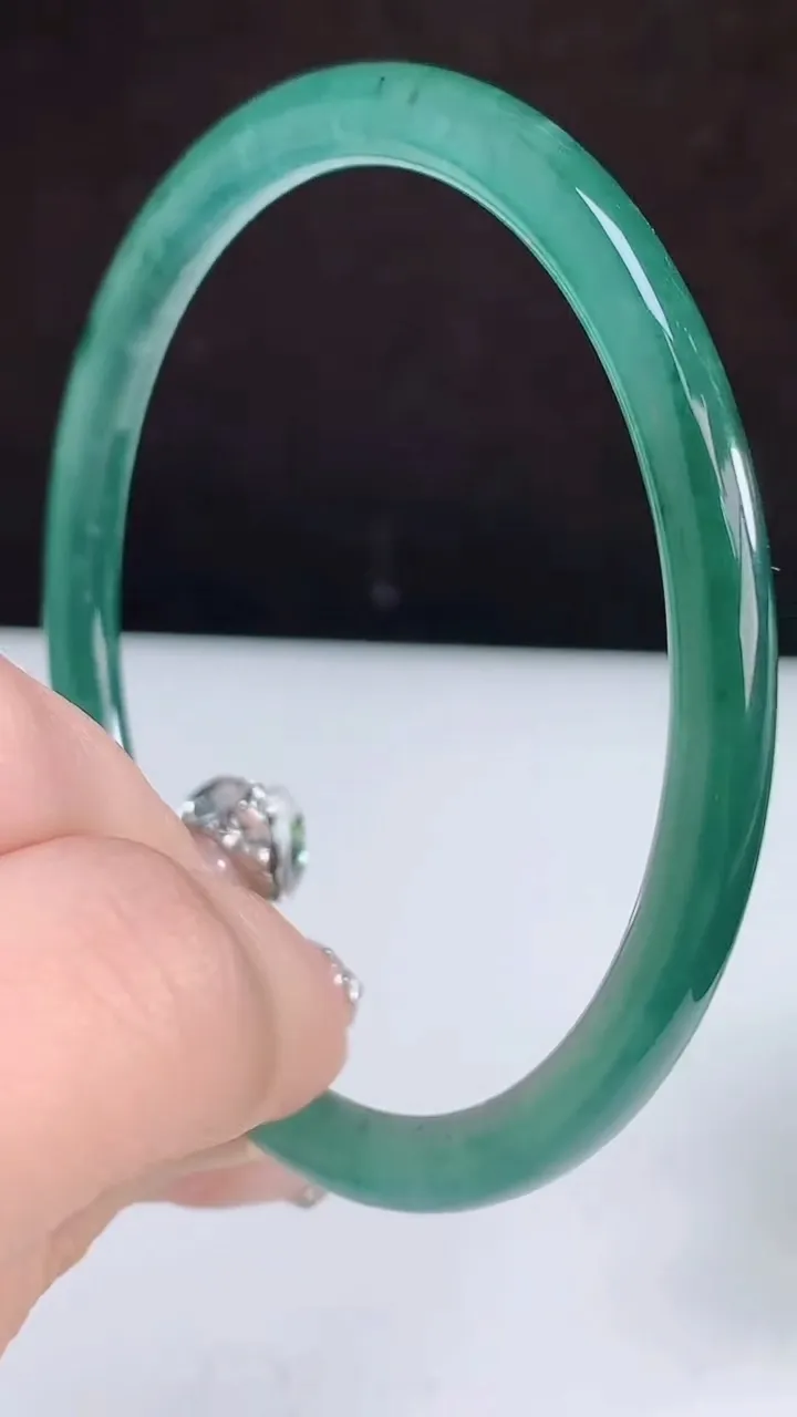 圈口58-59翡翠a货蓝圆条手镯尺寸58.3-4.8，重量:16.52g2月5日