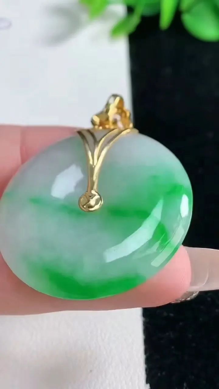 天然A货翡翠平安扣吊坠，尺寸35-5，重量:15.30g
2月5日