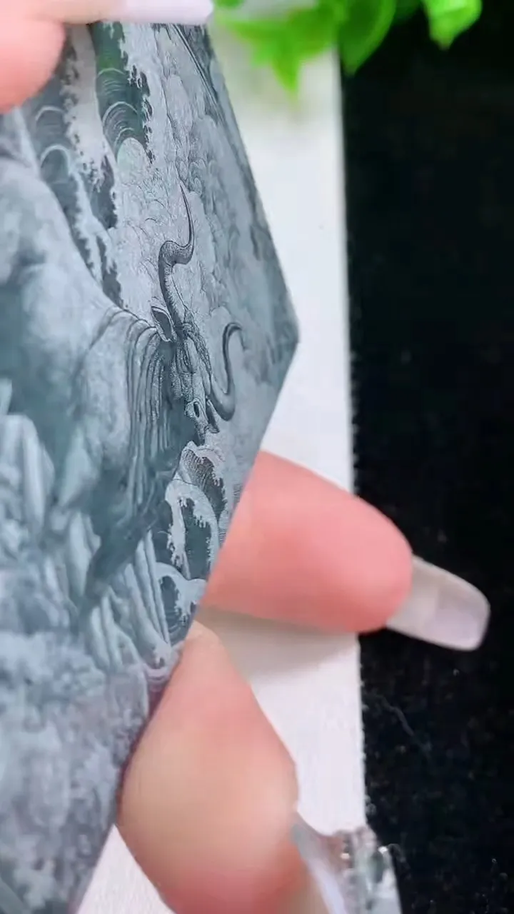 天然A货翡翠墨翠虚空藏菩萨吊坠，尺寸67.4-42.8-5.6，重量:55.51g
2月5日