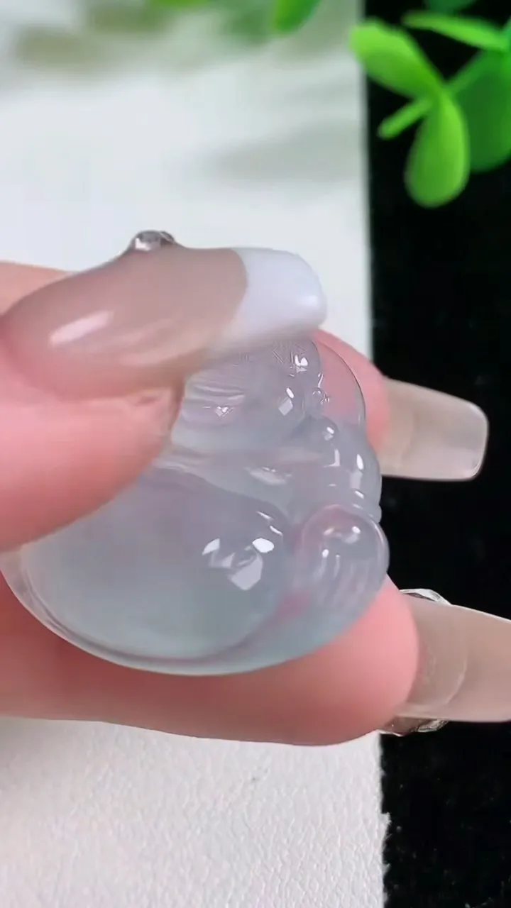 天然A货翡翠种白冰佛公吊坠，尺寸27.4-30.4-6.4，重量:8.98g
2月5日